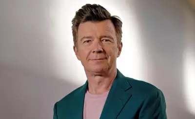 rick-astley-recreation-never-gonna-give-you-up-081922-1-909d277568c34a599c27fa7503ce7a4c-jpg.