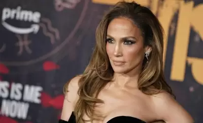 el-sensual-y-atrevido-vestido-de-jennifer-lopez-que-causo-fu-jpg.