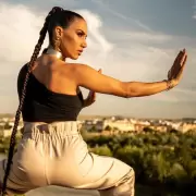 India Martínez lanzó su nuevo single "Equipo Favorito" junto a La Adictiva