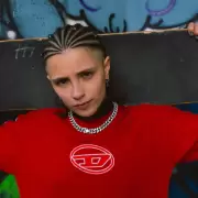 Valen Etchegoyen presenta su nuevo tema "Ponte Mala"