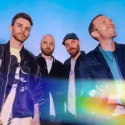 Coldplay lanzó el videoclip de "feelslikeimfallinginlove"
