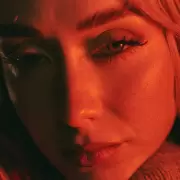 Tuli nos muestra su talento en su canción "Octubre"