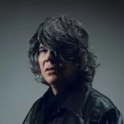 Maxi Trusso lanzó su nuevo tema "Por Suerte Existo Yo"