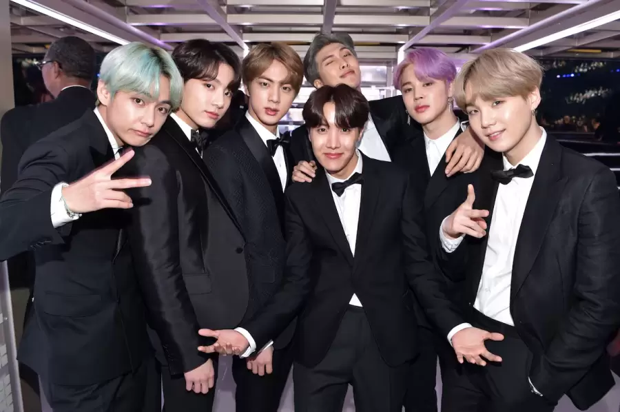 Se viene una colaboración entre BTS y Peso Pluma