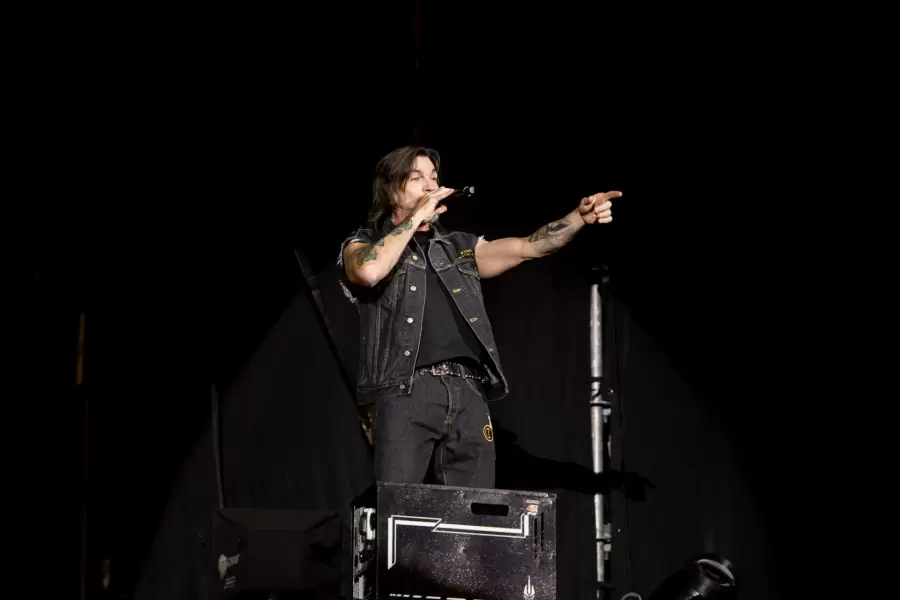 Juanes emocionó a los fans en la primera noche de la Fiesta de la Confluencia 2025