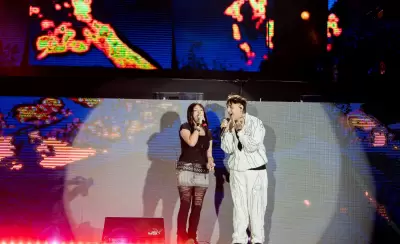 Tiagp PZK y Ángela Leiva en la Fiesta de la Confluencia 2025