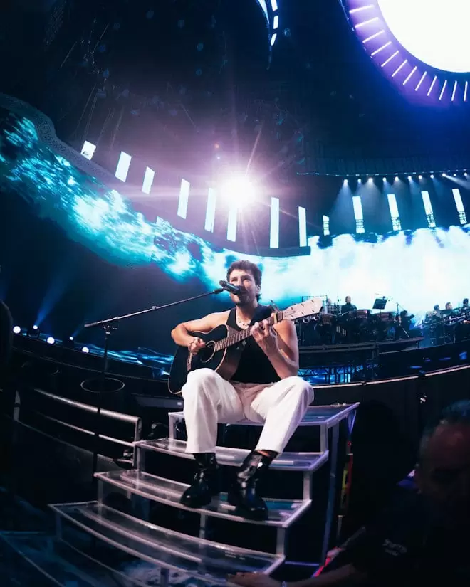 Yatra con su guitarra