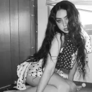 Charli XCX lanza el video de "Party 4 U" y celebra su legado pop