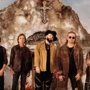 Maná y Carín León reviven un clásico