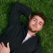 Alex Warren lanza su álbum 'You'll Be Alright, Kid'