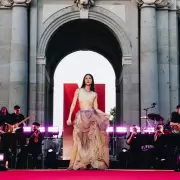 Yami Safdie brilló en París junto a Netflix