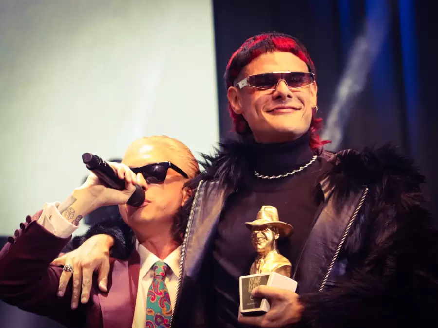 Ka7riel y Paco Amoroso recibiendo el Gardel de Oro