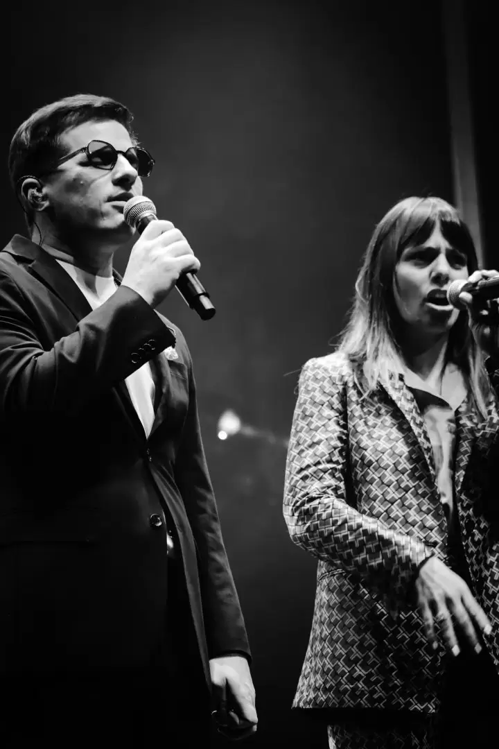 Nahuel Pennisi junto a Silvina Moreno, uno de los números en vivo de los Gardel 2025