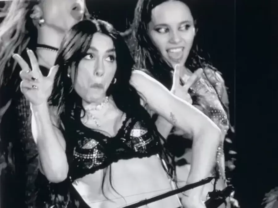Lali haciendo un gesto
