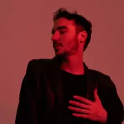 Juku Ares lanza "Te busqué!", un grito emocional desde Chapadmalal