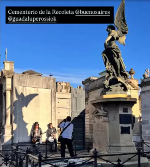 Guns N Roses en el cementerio