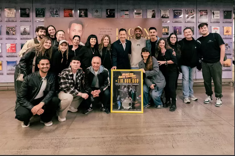 Luciano Pereyra junto al equipo Universal Music Argentina recibieron el galardón de Single de Platino por "Si no es muy tarde" versión cumbia