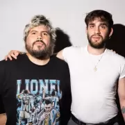 FLORIAN y Santiago Motorizado reinventan "Como Dos Extraños"