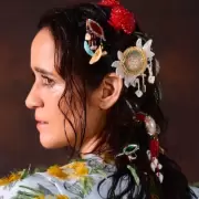 Julieta Venegas ilumina el camino con su nuevo single "Tiempos Dorados"
