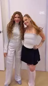 ÁNGELA TORRES CON SHAKIRA