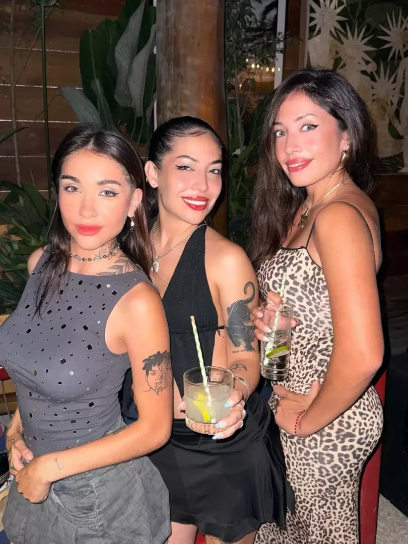 María junto a sus hermanas Geraldine y Aylin disfrutando la noche
