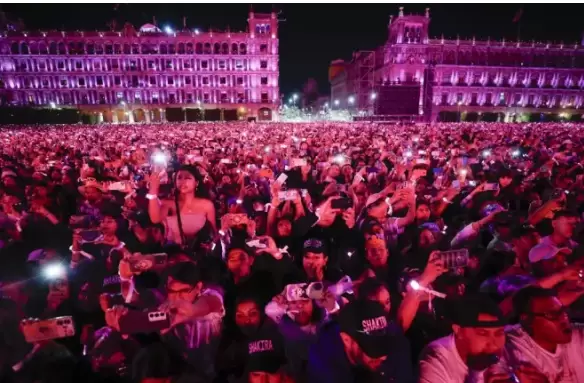 Shakira en el Zócalo de México