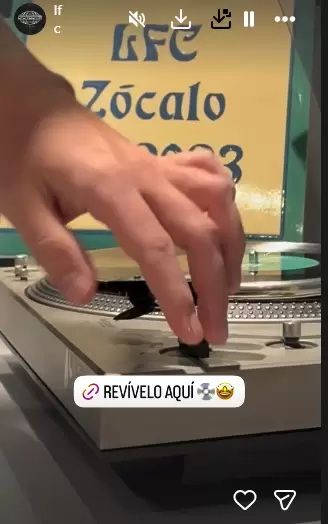 Historia de Instagram poniendo el vinilo